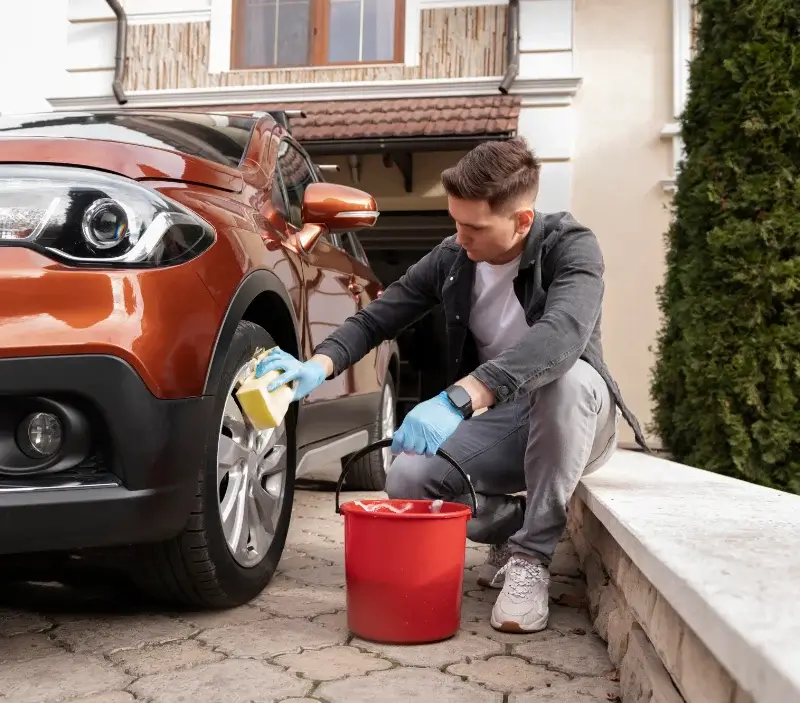 Lavage auto à domicile Tracy-le-Val : professionnel intervenant sur un véhicule